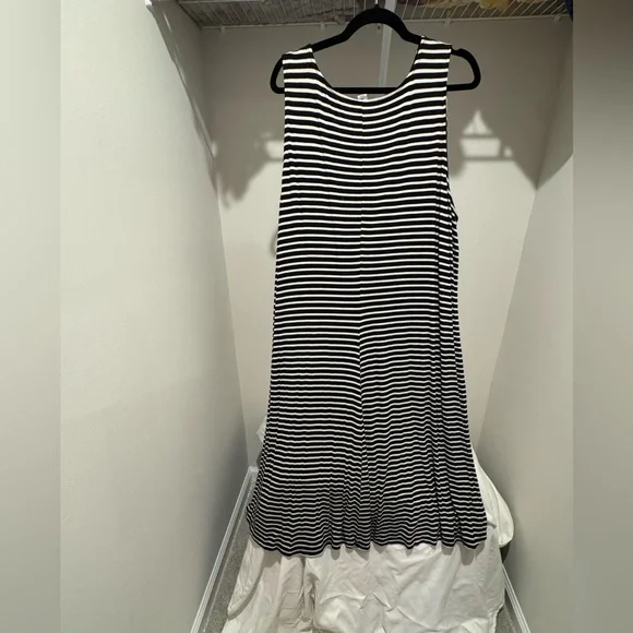 Black and white striped dress - Picture 3 of 3